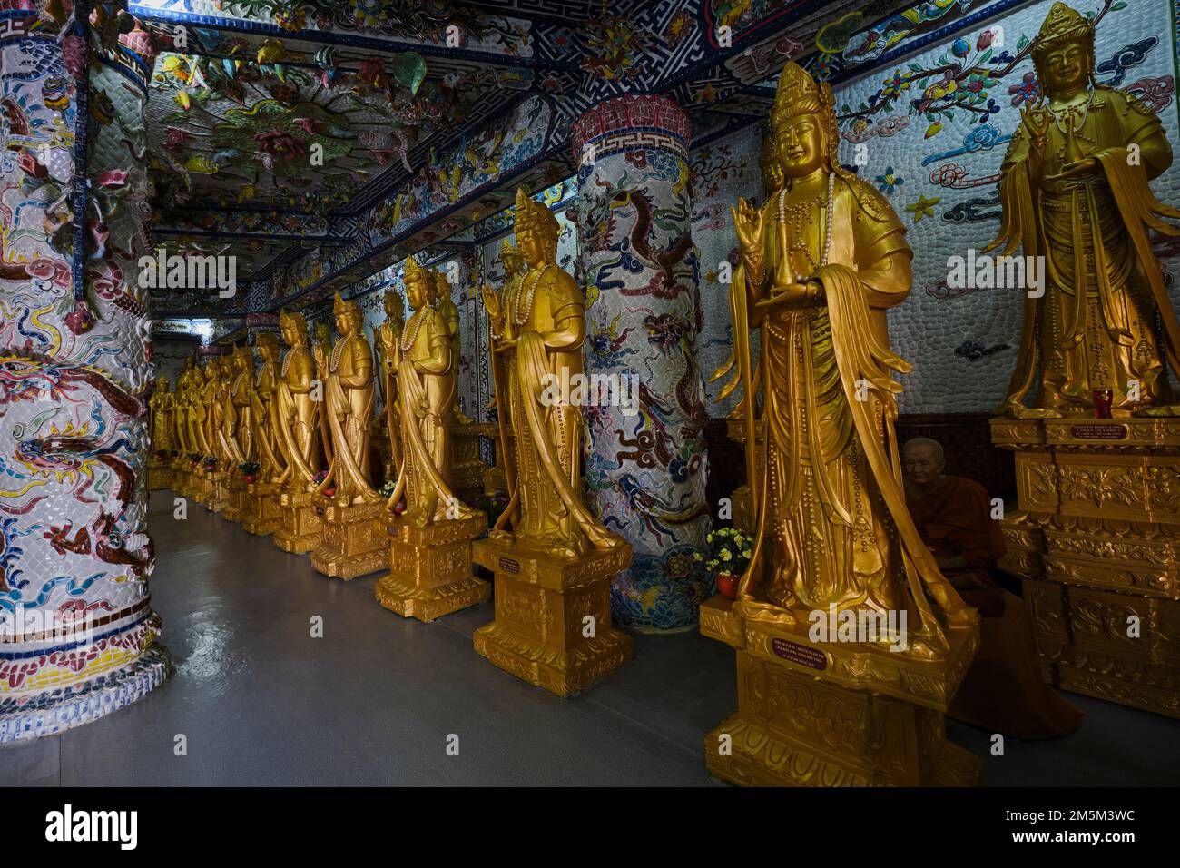 18 novembre 2022, Vietnam: Statua del Buddha in pagoda nella città di da Lat Foto Stock