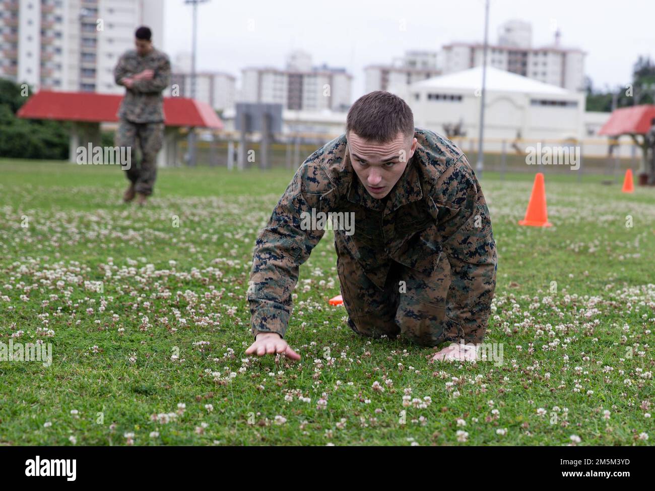 STATI UNITI Marine Corps 2nd Lt. Riley Gannon, un funzionario di gestione finanziaria con Combat Logistics Regiment 37, 3rd Marine Logistics Group, crawl durante il test di fitness di combattimento come parte di 3rd MLG Iron Mike Screener a Camp Kinser, Okinawa, Giappone, 24 marzo 2022. Sedici membri del servizio hanno fatto parte dello screener per poter rappresentare 3rd MLG per la sfida annuale di Iron Mike alla base del corpo dei Marine Quantico, Virginia, a partire dal 7 maggio 2022. Foto Stock