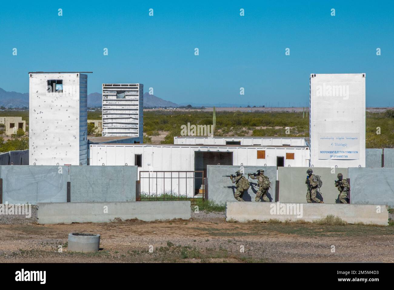 Quattro concorrenti del Best Warrior infiltrano un malck ostile compound durante le operazioni militari sul terreno urbanizzato (MOUT) alla Florence Military Reservation, a Firenze, Ariz., 24 marzo 2022. Diciannove soldati provenienti da unità in tutta l'Arizona hanno testato il loro mettle nel 2022 AZNG Best Warrior Competition per avere la possibilità di rappresentare il loro stato a livello regionale e nazionale Foto Stock