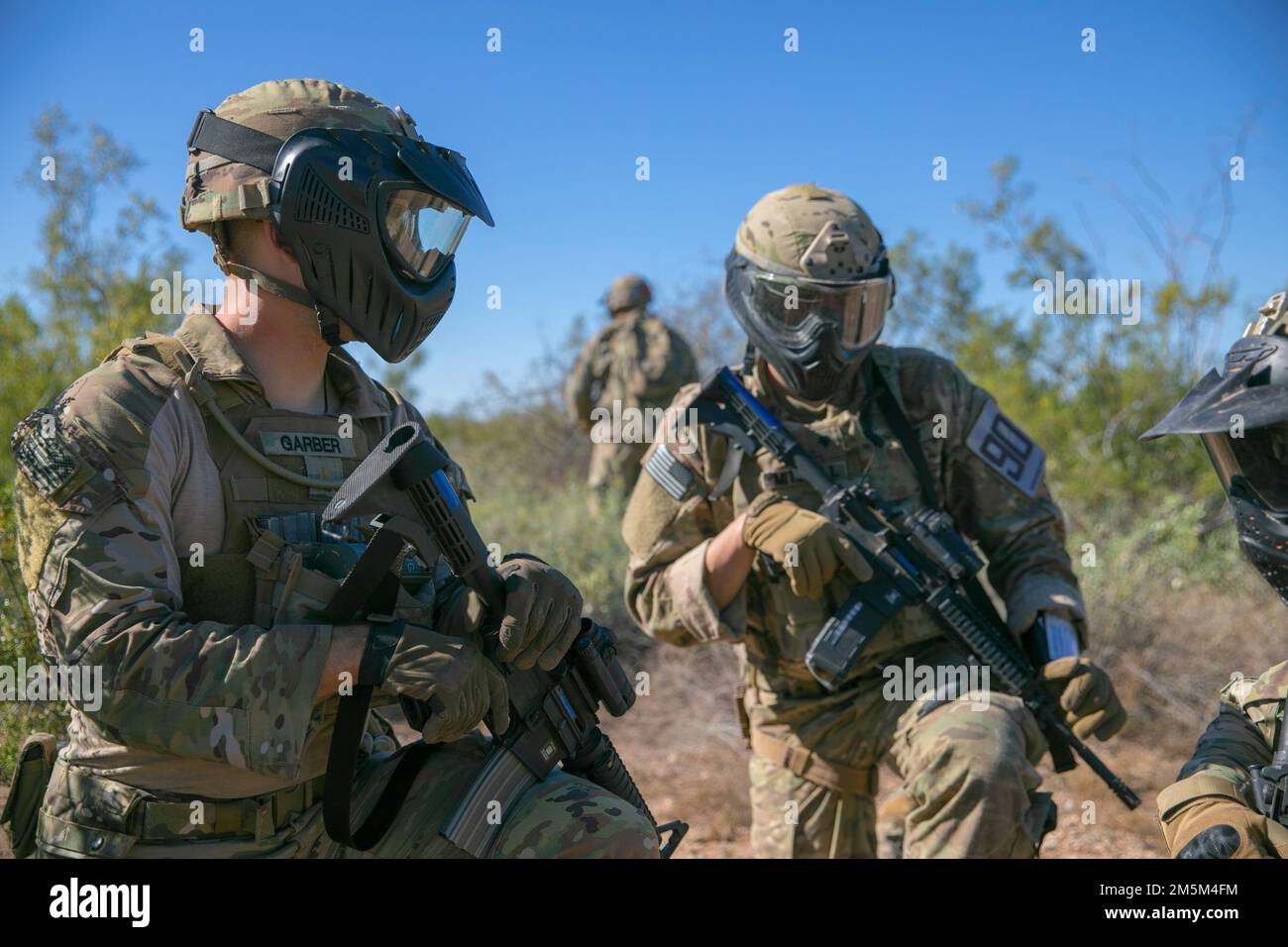 STATI UNITI Esercito 2nd Lt. Jackson Garber con Una società, 1-158th Battaglione di fanteria, (a sinistra) Stati Uniti Tristan Mitchell con sede centrale e sede centrale, 1-158th Battaglione di fanteria, (centro) e Stati Uniti Andrew Garcia con la 856th° Compagnia di polizia militare, (a destra) discutete un piano per assalire l'obiettivo durante le operazioni militari su terreno urbanizzato (MOUT) evento presso la Riserva militare di Firenze, a Firenze, Ariz., 24 marzo 2022. I soldati che competono in questo evento hanno l'occasione unica di portare tutta la conoscenza specializzata guadagnata indietro alle loro unità domestiche, migliorando su Foto Stock