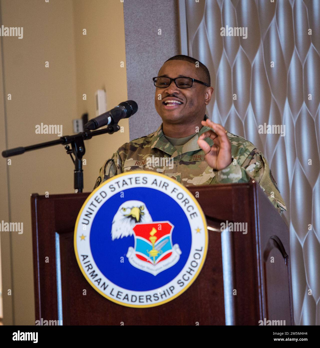 Bruce Reno, leader senior del gruppo medico 88th, ha tenuto il discorso principale alla classe 22-C della Airman Leadership School, 24 marzo 2022, durante la cerimonia di laurea alla base aeronautica di Wright-Patterson, Ohio. Reno era il mentore di classe. Foto Stock