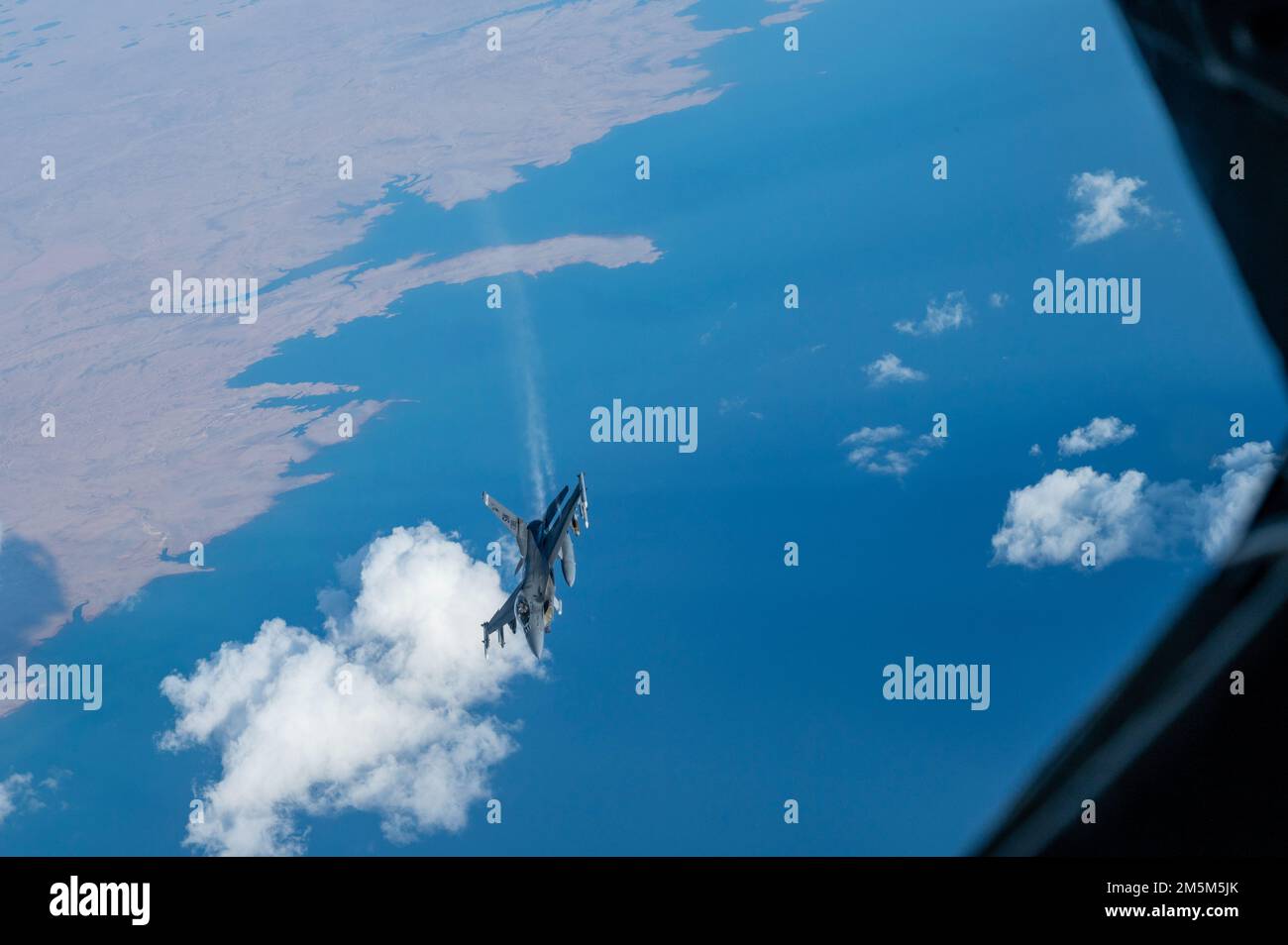 NEGLI STATI UNITI Air Force F-16 Fighting Falcon vola sugli Stati Uniti Area di responsabilità del comando centrale 24th marzo 2022. La F-16 Fighting Falcon offre airpower e mostra l'impegno di Ninth Air Force (Air Forces Central) per la sicurezza e la stabilità nell'USCENTCOM AOR. Foto Stock