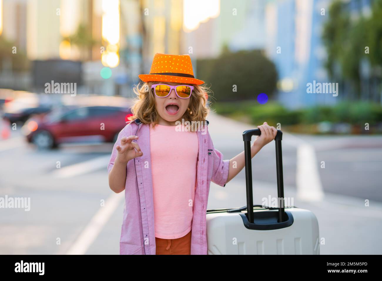 Bambini in viaggio. Bambino viaggiatore con borsa da viaggio. Bambino con valigia sogni di viaggio. Foto Stock