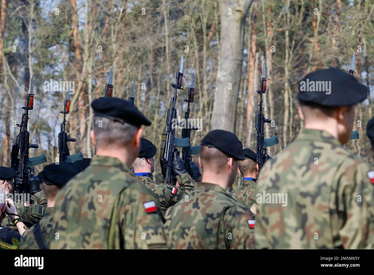 I soldati polacchi sparano gli sbozzi durante un evento commemorativo a Zagan, Polonia, 24 marzo 2022. I membri del servizio di varie nazioni hanno partecipato alla commemorazione di quella che è nota come la "Grande fuga", un tentativo di fuga orchestrato da militari della Royal Air Force britannica da un prigioniero tedesco del campo di guerra a Zagan durante la seconda guerra mondiale e si è concluso con l'esecuzione di 50 prigionieri ricattati. Foto Stock