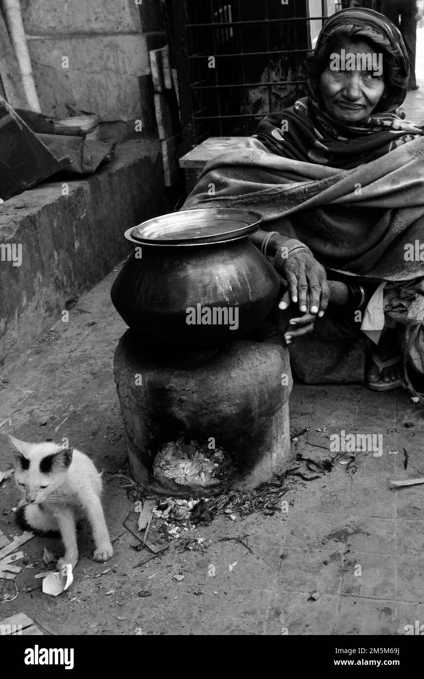 Una donna bengalese senza casa che vive per le strade di Kolkata, India. Foto Stock