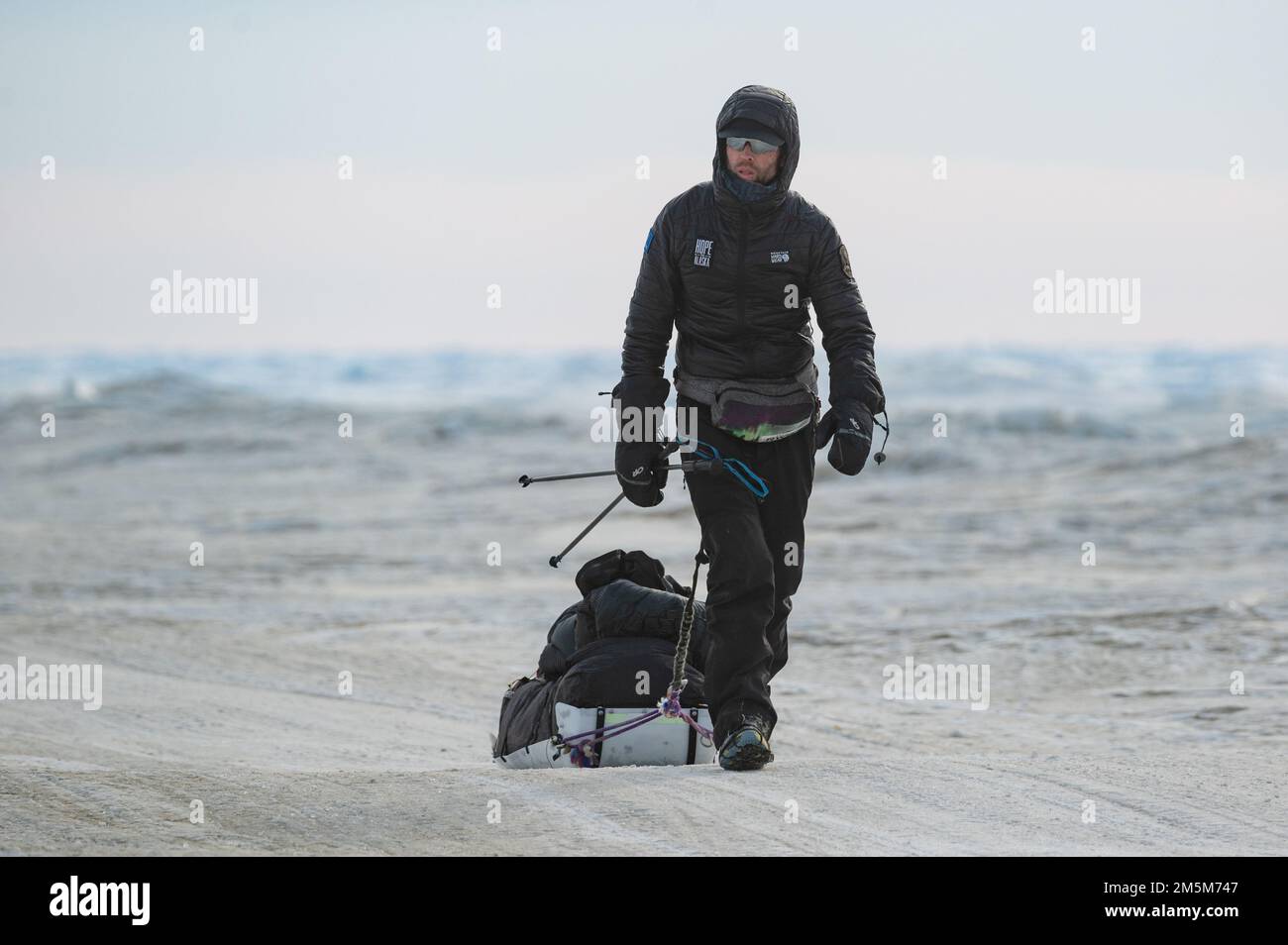 STATI UNITI Joshua Brown, il comandante di volo di Squadron Surgical Services delle operazioni chirurgiche del 673d, fa un'escursione a Nome, Alaska, mentre completa la tappa finale dell'Ultramaratona di 1.000 miglia di Iditarod Trail, 24 marzo 2022. Brown è il primo membro del servizio attivo a competere nell'ITI 1.000, e ha collaborato con il programma We are All Recruiters per rappresentare le forze aeree nei villaggi tribali lungo il percorso. Brown ha piazzato 3rd concorrenti su 13 nella sua categoria, terminando la gara in 24 giorni, 21 ore e 51 minuti. Foto Stock