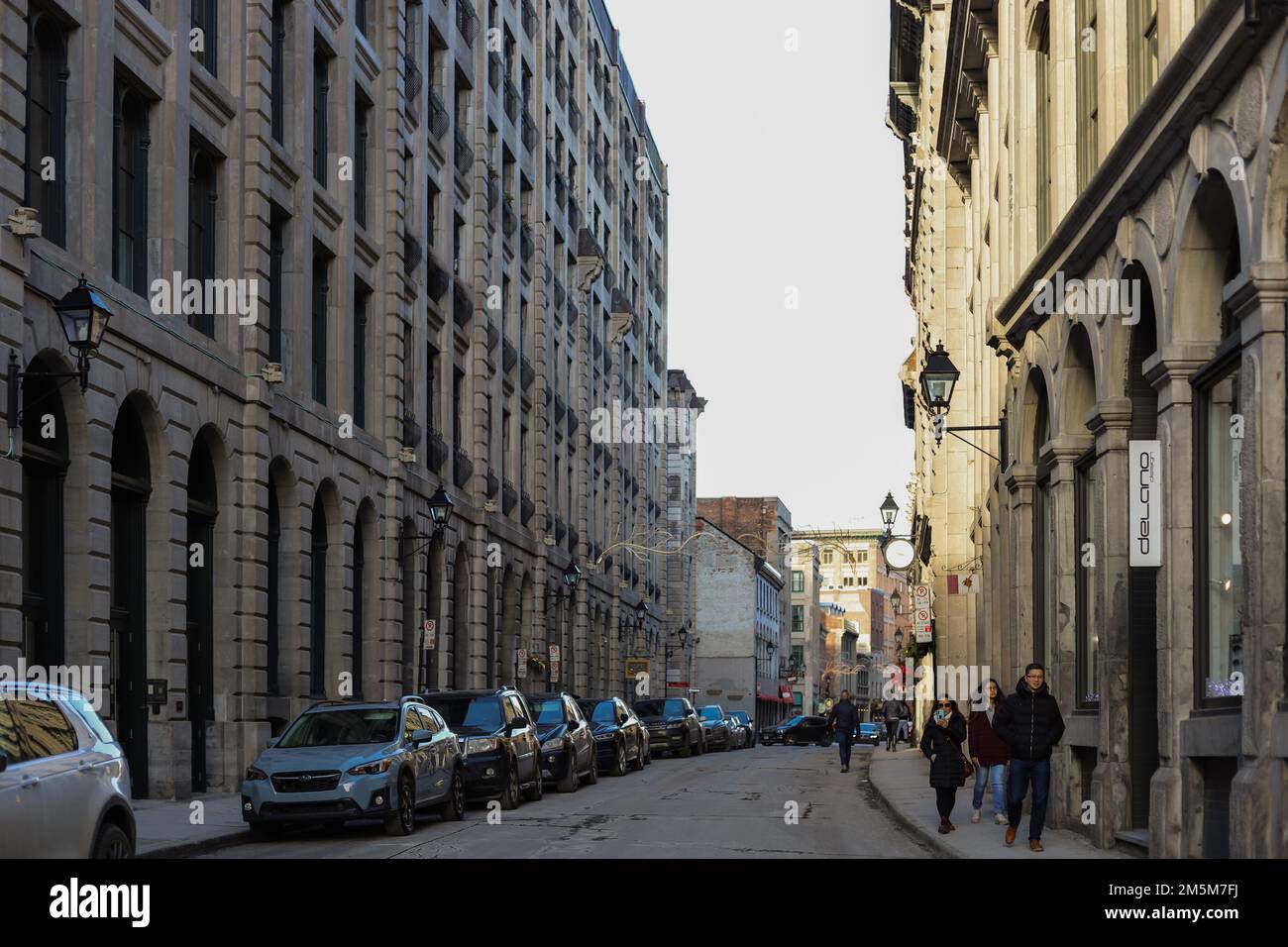 Strade di Montreal in inverno. La parte storica della città - vecchie case, negozi, caffè, persone a piedi, auto, opere di trasporto pubblico. Natale ti Foto Stock