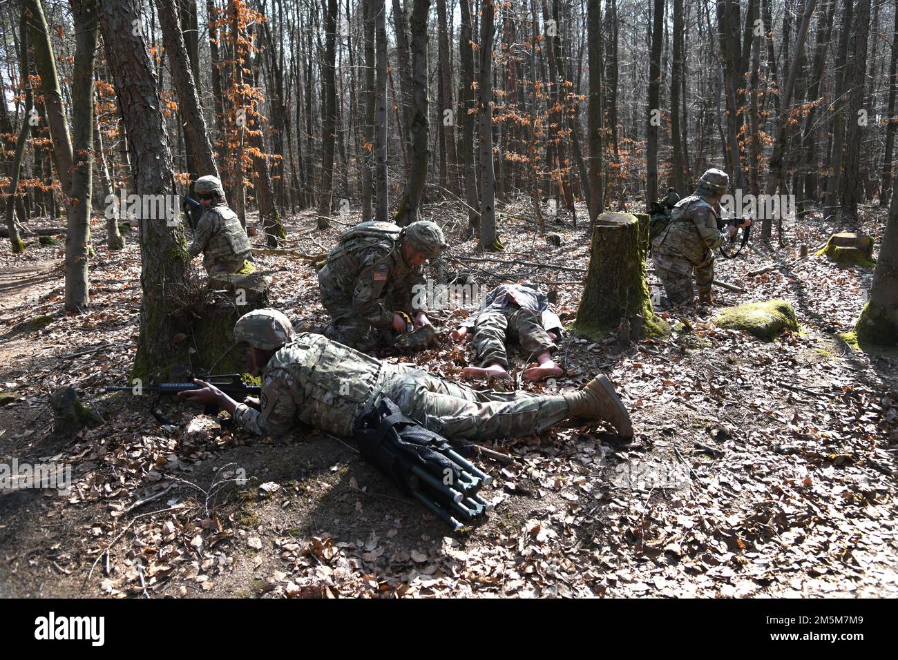 STATI UNITI Sebastian Palomeque (centro) assegnato a DENTAC Rheinland-Pfalz conduce la terapia tattica sul campo e la valutazione dei pazienti, mentre i compagni di squadra eseguono la difesa perimetrale durante la 2022° competizione Best Warrior Competition del Dental Health Command Europe presso la Landstuhl Training Area, il 24 marzo 2022. Il concorso di 5 giorni durò dal marzo 21-25 e consisteva in navigazione terrestre diurna e notturna, test di idoneità al combattimento dell'esercito, armi zero e qualificazione, un percorso su terreni accidentati e otto miglia di marcia, due eventi misteriosi, un esame scritto di 50 domande e una tavola orale. Foto Stock