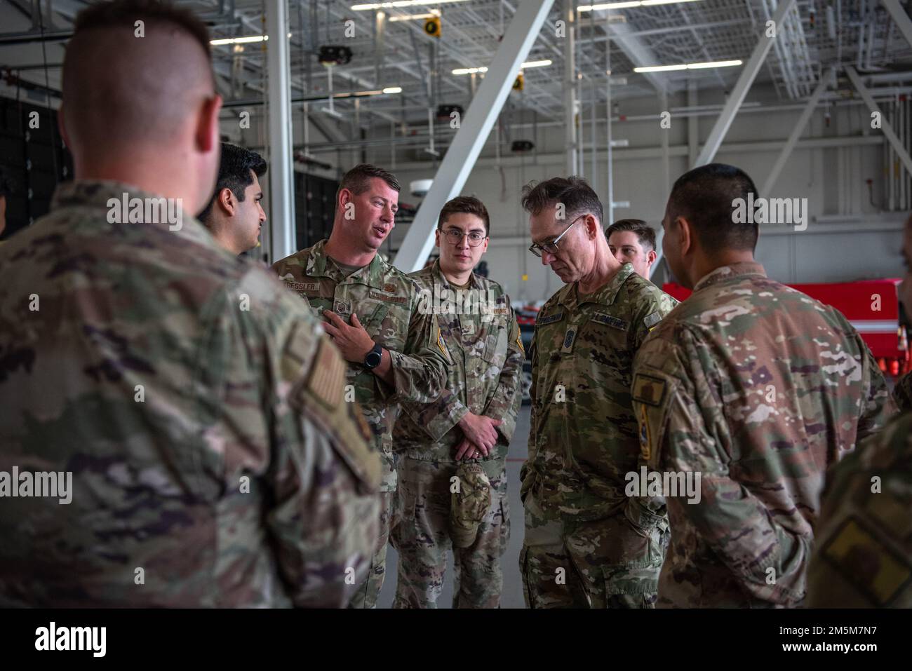 Capo Maestro Sgt. Della forza spaziale Roger A. Towberman, visite con l'ingegnere civile Squadron, Patrick Space Force base, Fla., 24 marzo 2022. Il CMSF ha anche visitato il 45th Medical Group, il 45th Military Personnel Flight, la Forge e molti altri. Foto Stock