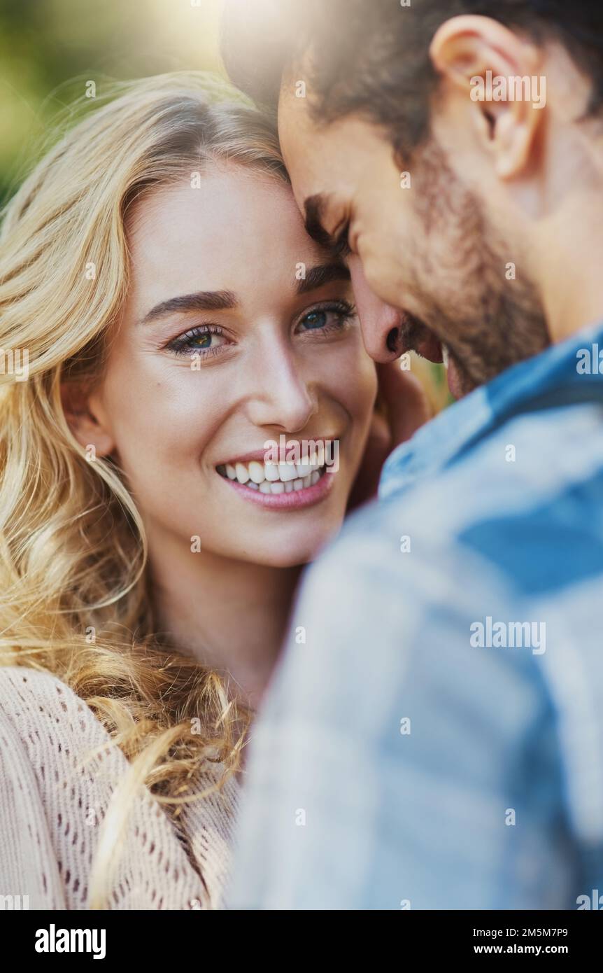 Non riesco a immaginare una vita senza il suo amore. una giovane coppia affettuosa che ha un momento romantico all'aperto. Foto Stock