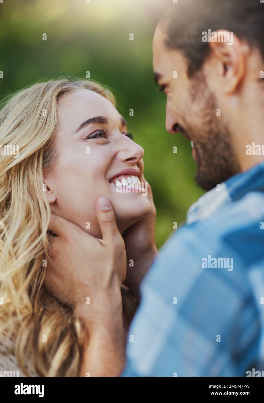 Cuori che amano sono felici. una giovane coppia affettuosa che ha un momento romantico all'aperto. Foto Stock