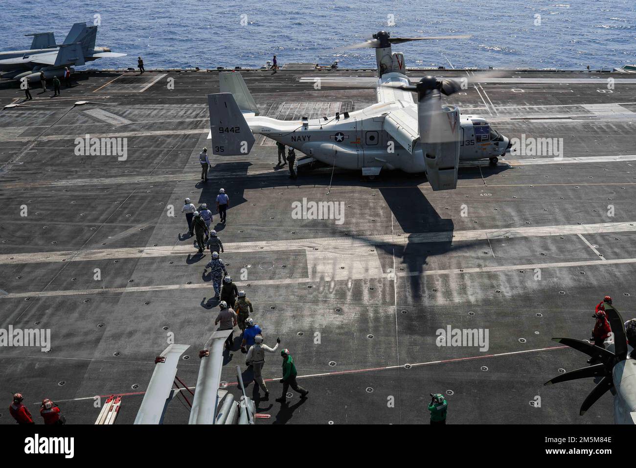 SOUTH CHINA SEA (24 marzo 2022) distinti visitatori dalle Filippine partono dalla portaerei di classe Nimitz USS Abraham Lincoln (CVN 72). Abraham Lincoln Strike Group è in fase di implementazione pianificata nell'area delle operazioni della flotta 7th degli Stati Uniti per migliorare l'interoperabilità attraverso alleanze e partnership e al tempo stesso fungere da forza di risposta pronta a sostegno di una regione indomPacifico libera e aperta. Foto Stock