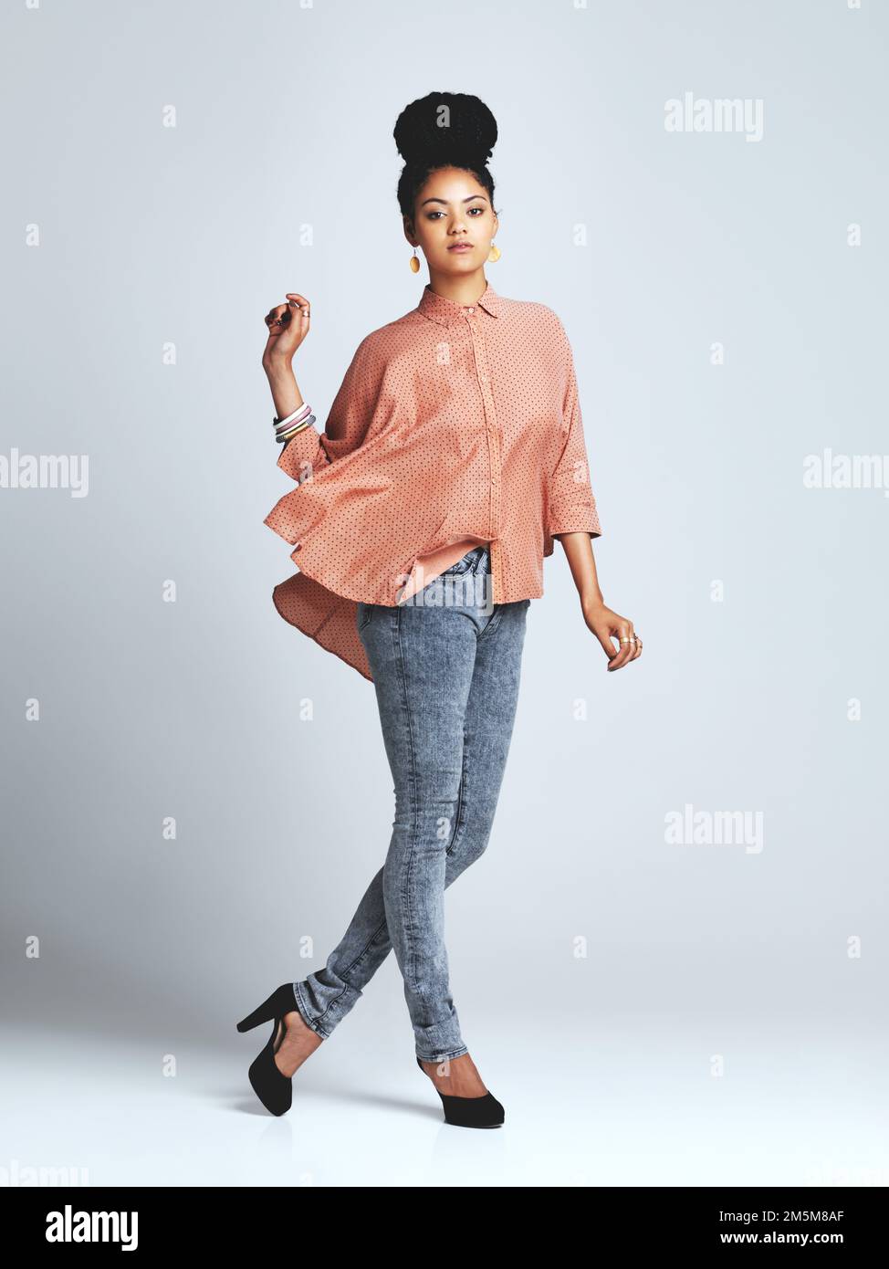 Lo stile è un riflesso del vostro atteggiamento e della vostra personalità. una giovane donna alla moda che indossa un abito casual. Foto Stock