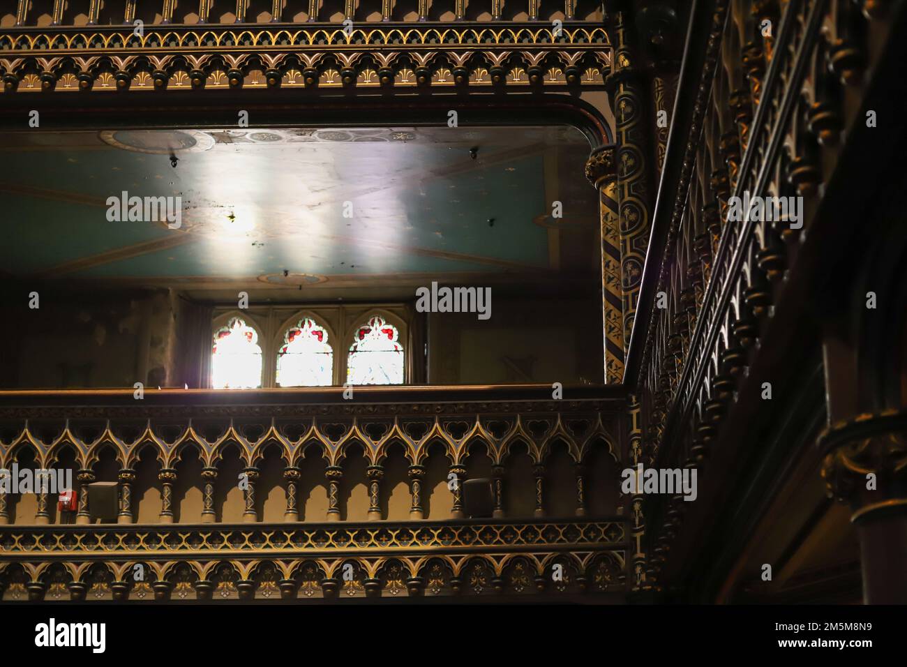 Montreal Notre Dame Basilica, all'interno della chiesa cattolica - un altare con icone e lampade. Organo a tubo, decorazione antica, stile gotico, vetrate Foto Stock