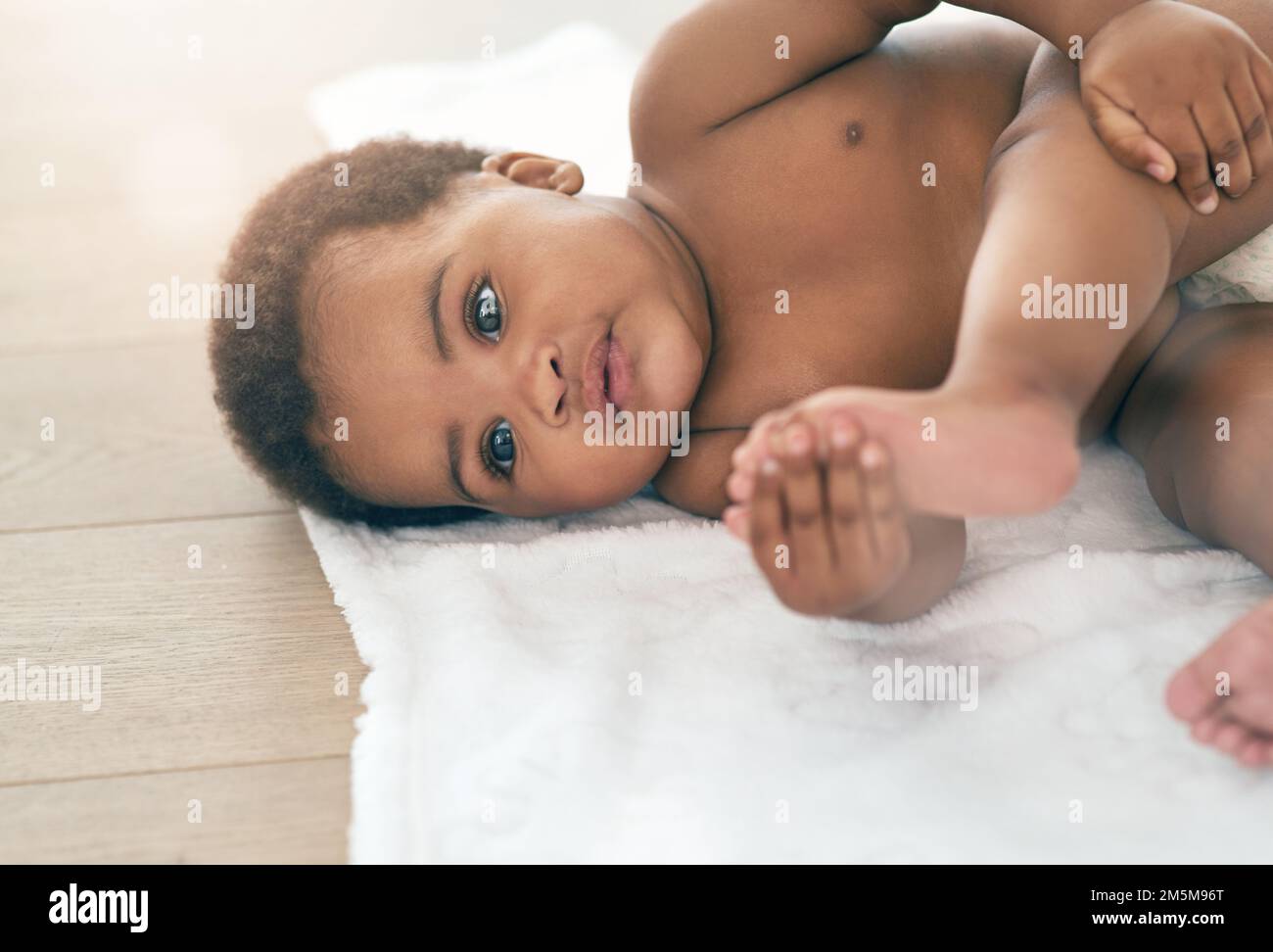 Mi domando che tipo di piedi gusto. una ragazza adorabile del bambino nel paese. Foto Stock