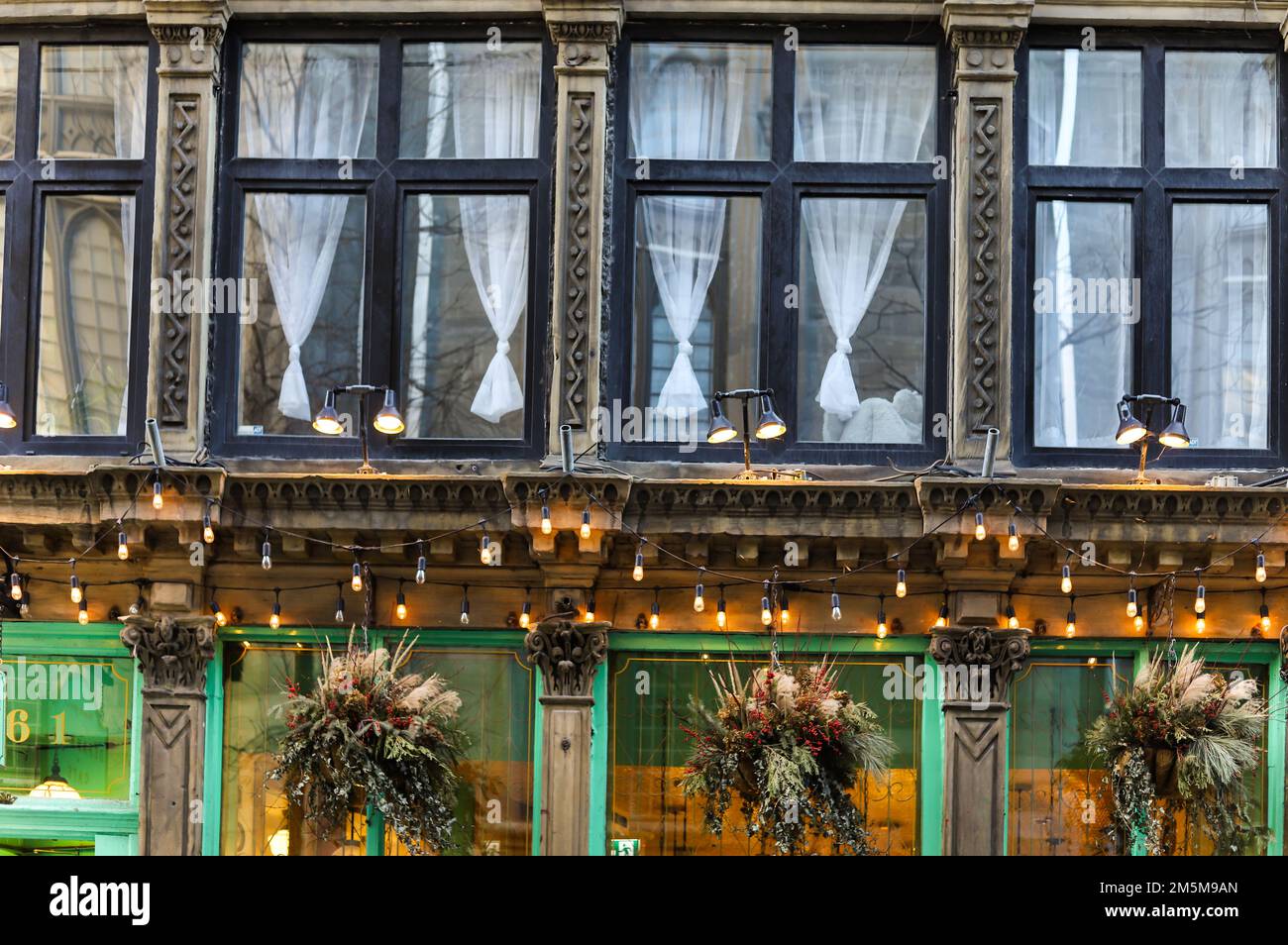 Decorazioni in legno d'epoca in stile europeo per le vacanze invernali - Natale, Capodanno. Montreal, Quebec Foto Stock