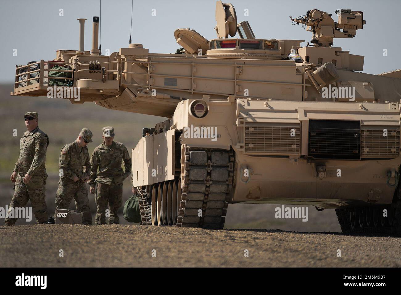 Idaho Army National Guard Soldiers from B Company preparano il loro carro armato per le qualifiche di sparatoria. Il Battaglione di armi combinate della Guardia Nazionale dell'Idaho (2-116th) è stato sul campo nel centro di addestramento al combattimento di Orchard negli ultimi giorni di marzo. I soldati della B Company, 2-166th CAB sono nelle fasi finali di preparazione per un prossimo dispiegamento a supporto dell'operazione Spartan Shield. Foto Stock