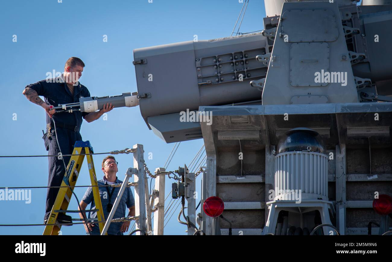 In preparazione di un'implementazione imminente, Sonar Technician Petty Officer 1st Class John o'Dell valuta la disponibilità del sistema di difesa navale SeaRAM a bordo della USS Kansas City (LCS 22) sotto l'occhio vigile del Naval Surface Warfare Center, Vince Stroud, esperto in materia della Divisione di Port Hueneme, durante un recente evento del Combat Systems Assessment Team presso il centro di guerra. Il sistema SeaRAM difende contro le minacce supersoniche e subsoniche, tra cui missili da crociera, droni ed elicotteri. Foto Stock