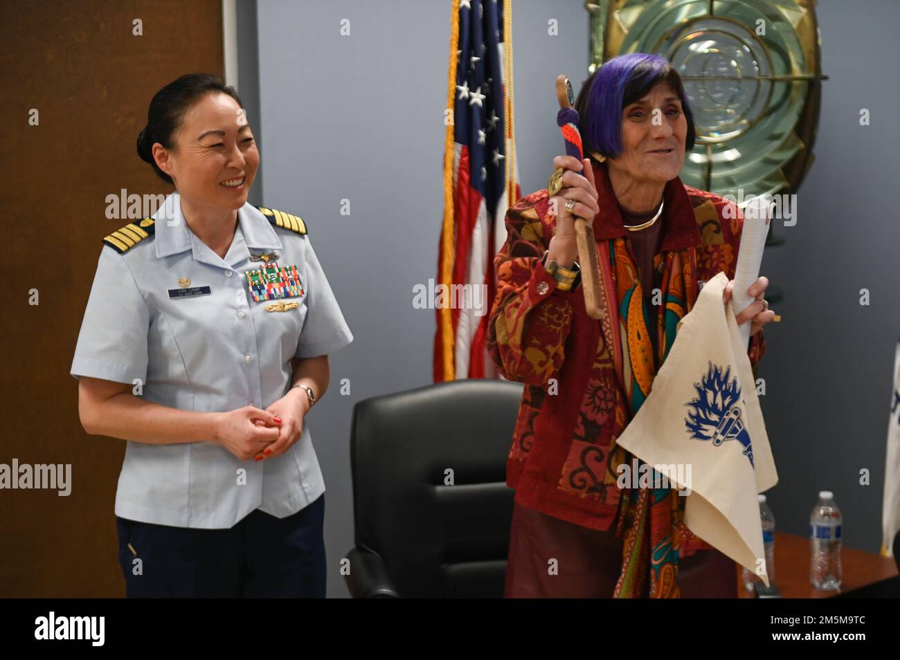 STATI UNITI Settore della Guardia Costiera il Comandante del suono di Long Island il Capitano Eva Van Camp presenta la Rep. Rosa DeLauro con regali al settore della Guardia Costiera Long Island Sound di New Haven, Conn. Il 24 marzo 2022. DeLauro ha parlato all'evento Women's Leadership Initiative delle sue esperienze e delle sue lotte. Foto Stock