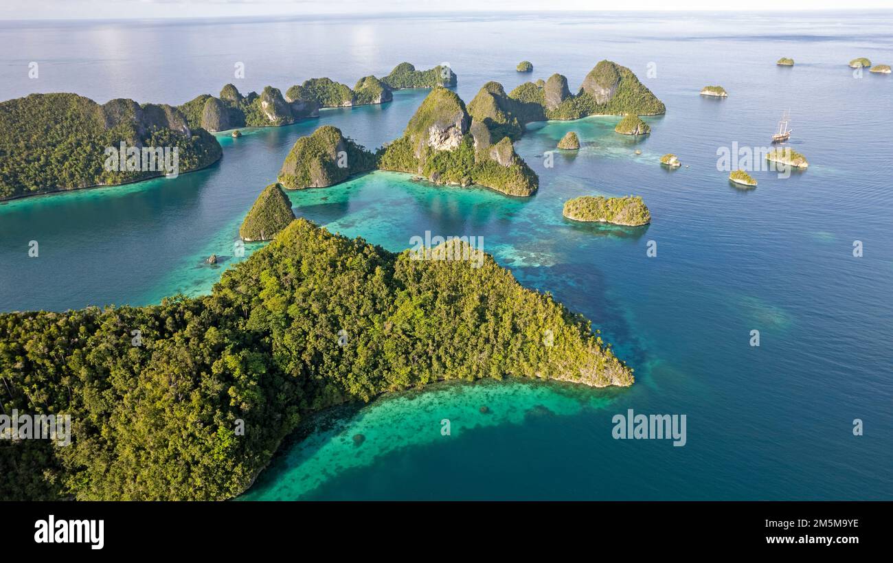 Veduta aerea delle Isole Wayag, Raja Ampat Indonesia. Foto Stock