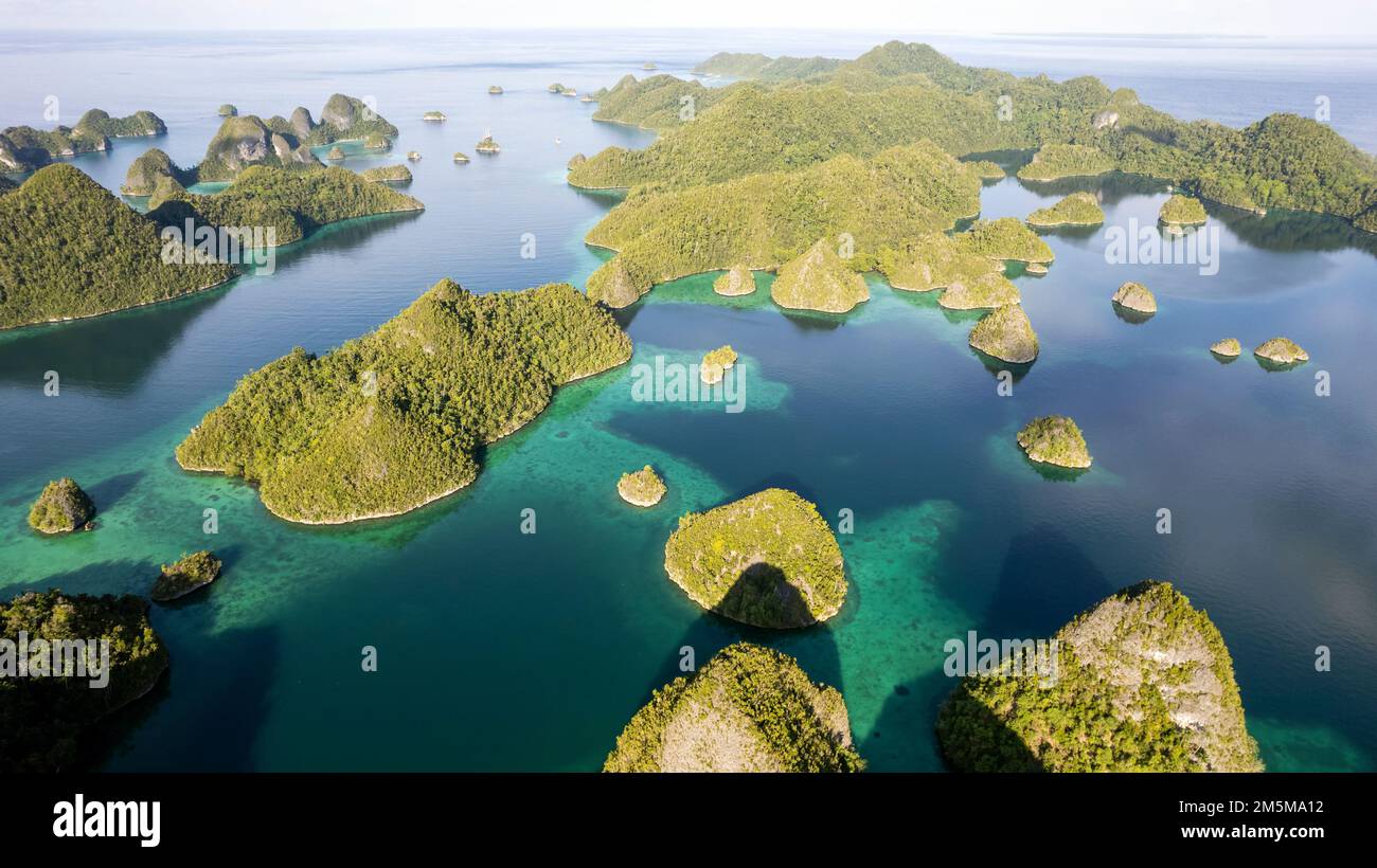 Veduta aerea delle Isole Wayag, Raja Ampat Indonesia. Foto Stock
