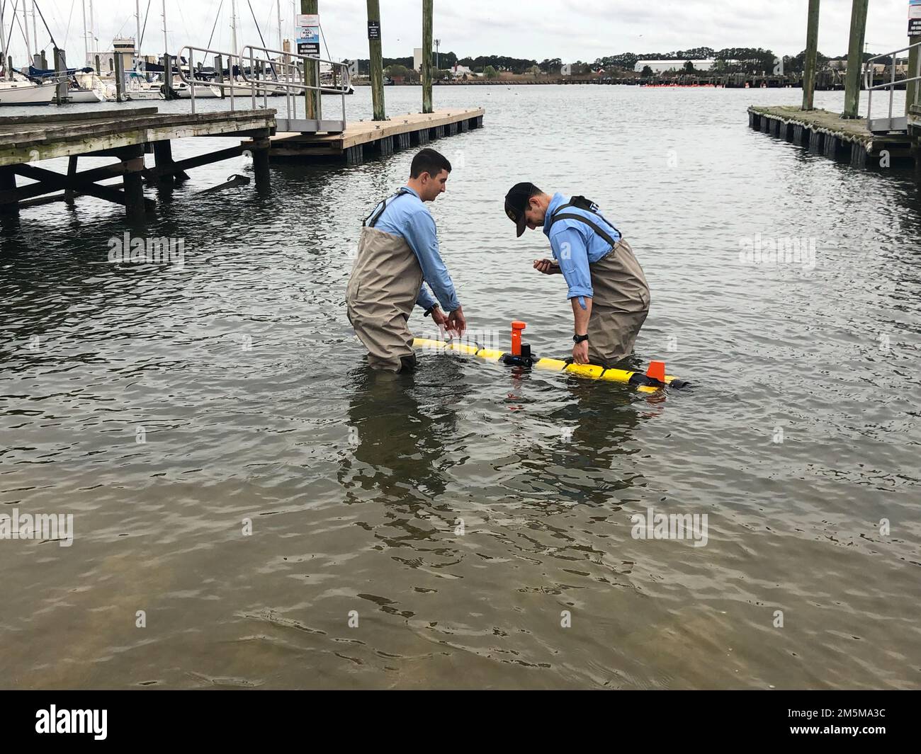 VIRGINIA BEACH, Virginia.— i marinai e i civili della Fleet Survey Team (FST) hanno condotto un'indagine idrografica come parte di un'evoluzione formativa a Virginia Beach, Virginia, 24 marzo 2022. La FST, composta da circa 65 membri militari e civili, è un team di risposta rapida con capacità per condurre indagini idrografiche rapide in qualsiasi parte del mondo. Il comando Naval Meteorology and Oceanography dirige e supervisiona più di 2.500 militari e civili distribuiti a livello globale che raccolgono, elaborano e sfruttano le informazioni ambientali per assistere i comandanti della flotta e del gruppo Foto Stock