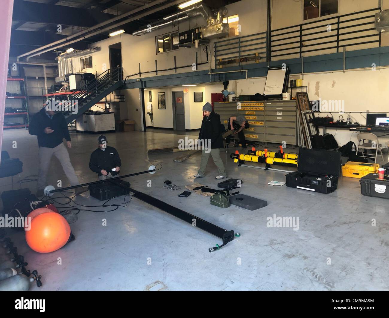 VIRGINIA BEACH, Virginia.— i marinai e i civili della Fleet Survey Team (FST) hanno condotto un'indagine idrografica come parte di un'evoluzione formativa a Virginia Beach, Virginia, 24 marzo 2022. La FST, composta da circa 65 membri militari e civili, è un team di risposta rapida con capacità per condurre indagini idrografiche rapide in qualsiasi parte del mondo. Il comando Naval Meteorology and Oceanography dirige e supervisiona più di 2.500 militari e civili distribuiti a livello globale che raccolgono, elaborano e sfruttano le informazioni ambientali per assistere i comandanti della flotta e del gruppo Foto Stock