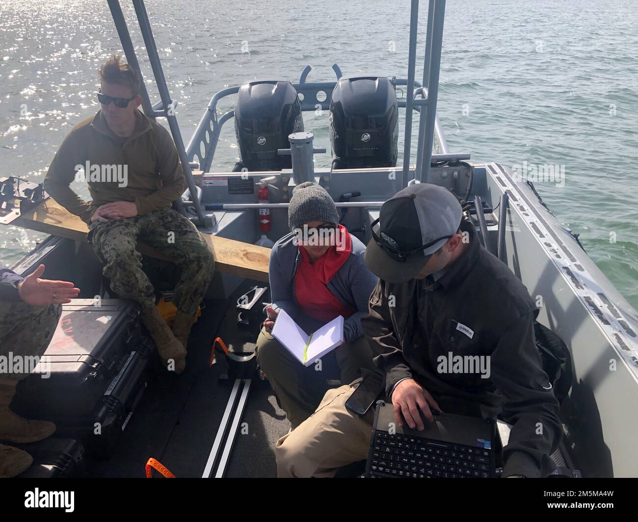 VIRGINIA BEACH, Virginia.— i marinai e i civili della Fleet Survey Team (FST) hanno condotto un'indagine idrografica come parte di un'evoluzione formativa a Virginia Beach, Virginia, 24 marzo 2022. La FST, composta da circa 65 membri militari e civili, è un team di risposta rapida con capacità per condurre indagini idrografiche rapide in qualsiasi parte del mondo. Il comando Naval Meteorology and Oceanography dirige e supervisiona più di 2.500 militari e civili distribuiti a livello globale che raccolgono, elaborano e sfruttano le informazioni ambientali per assistere i comandanti della flotta e del gruppo Foto Stock