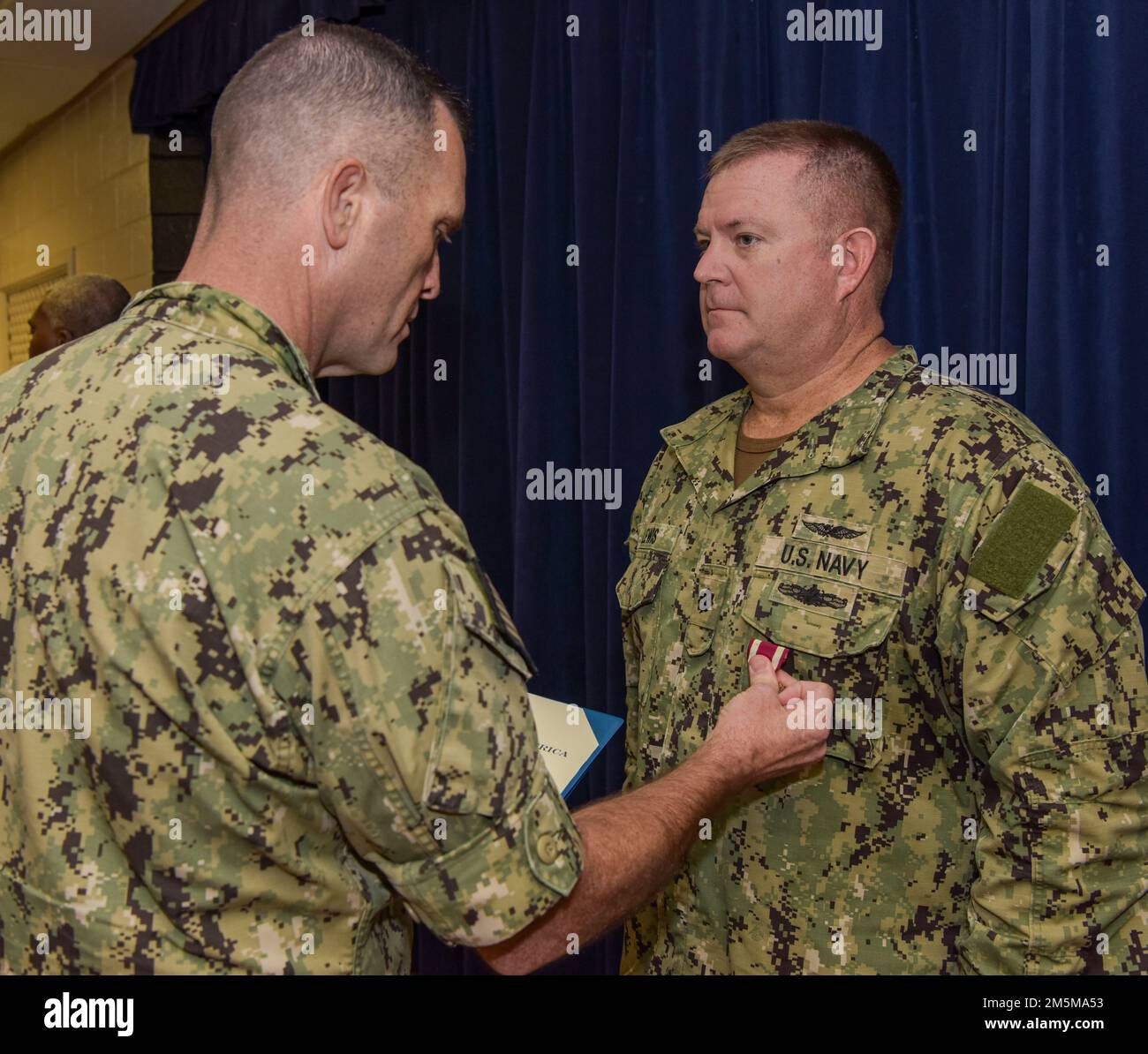 220325-N-EJ241-1001 DIEGO GARCIA, British Indian Ocean Territory (25 marzo 2022) – CMdR. David S. Lewis, Installation Financial Officer for Naval Support Facility (NSF) Diego Garcia, riceve una medaglia di servizio meritoria dal Capitano Richard D. Payne, comandante della NSF Diego Garcia durante i premi ai quarti. NSF Diego Garcia fornisce supporto logistico, di servizio, ricreativo e amministrativo agli Stati Uniti e alle forze alleate schierate in avanti nell'Oceano Indiano e nel Golfo Arabo. Foto Stock