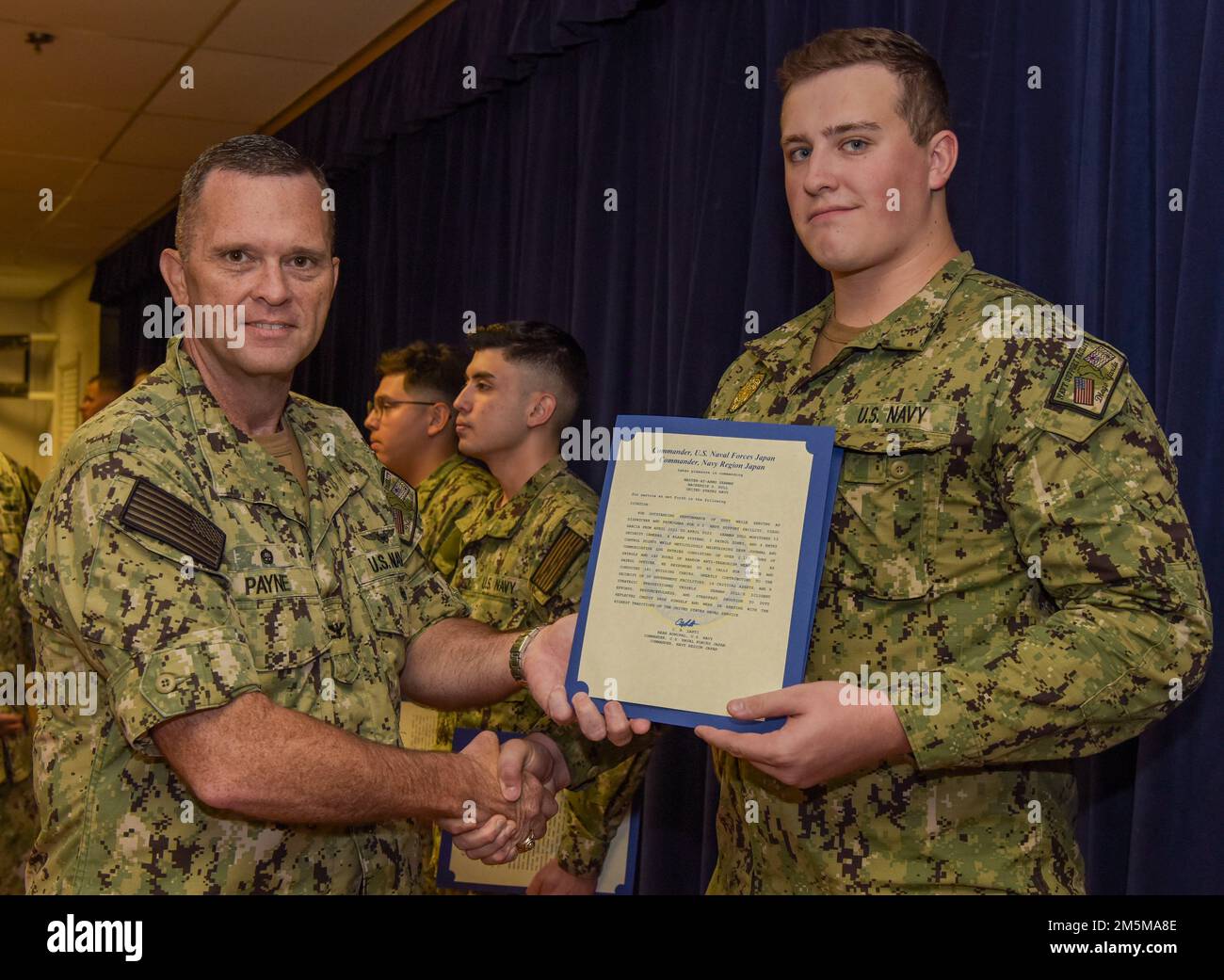 220325-N-EJ241-1013 DIEGO GARCIA, British Indian Ocean Territory (25 marzo 2022) – Master-at-Arms Seaman Mackenzie S. Dull, assegnato alla Naval Support Facility (NSF) Diego Garcia, è presentato una lettera di Comendation di bandiera dal Capt. Richard D. Payne, comandante della NSF Diego Garcia durante i premi ai quarti. NSF Diego Garcia fornisce supporto logistico, di servizio, ricreativo e amministrativo agli Stati Uniti e alle forze alleate schierate in avanti nell'Oceano Indiano e nel Golfo Arabo. Foto Stock