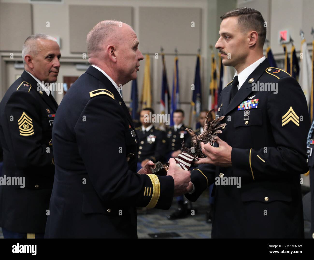 STATI UNITI Esercito Brig. Il generale Dwayne Wilson, comandante della Guardia Nazionale dell'Esercito della Georgia, presenta un trofeo a Sgt. Matthew Fiore, un riparatore di elicotteri Black Hawk con la Alpha Company con sede a Marietta, 1st battaglione, 171st reggimento dell'Aviazione, 78th comando di truppe dell'Aviazione, Guardia Nazionale dell'Esercito della Georgia, 25 marzo 2022, Al Clay National Guard Center di Marietta, Georgia. Fiore ha ricevuto il trofeo per aver vinto il 2022° Concorso ufficiale non commissionato della Guardia Nazionale della Georgia. Foto Stock