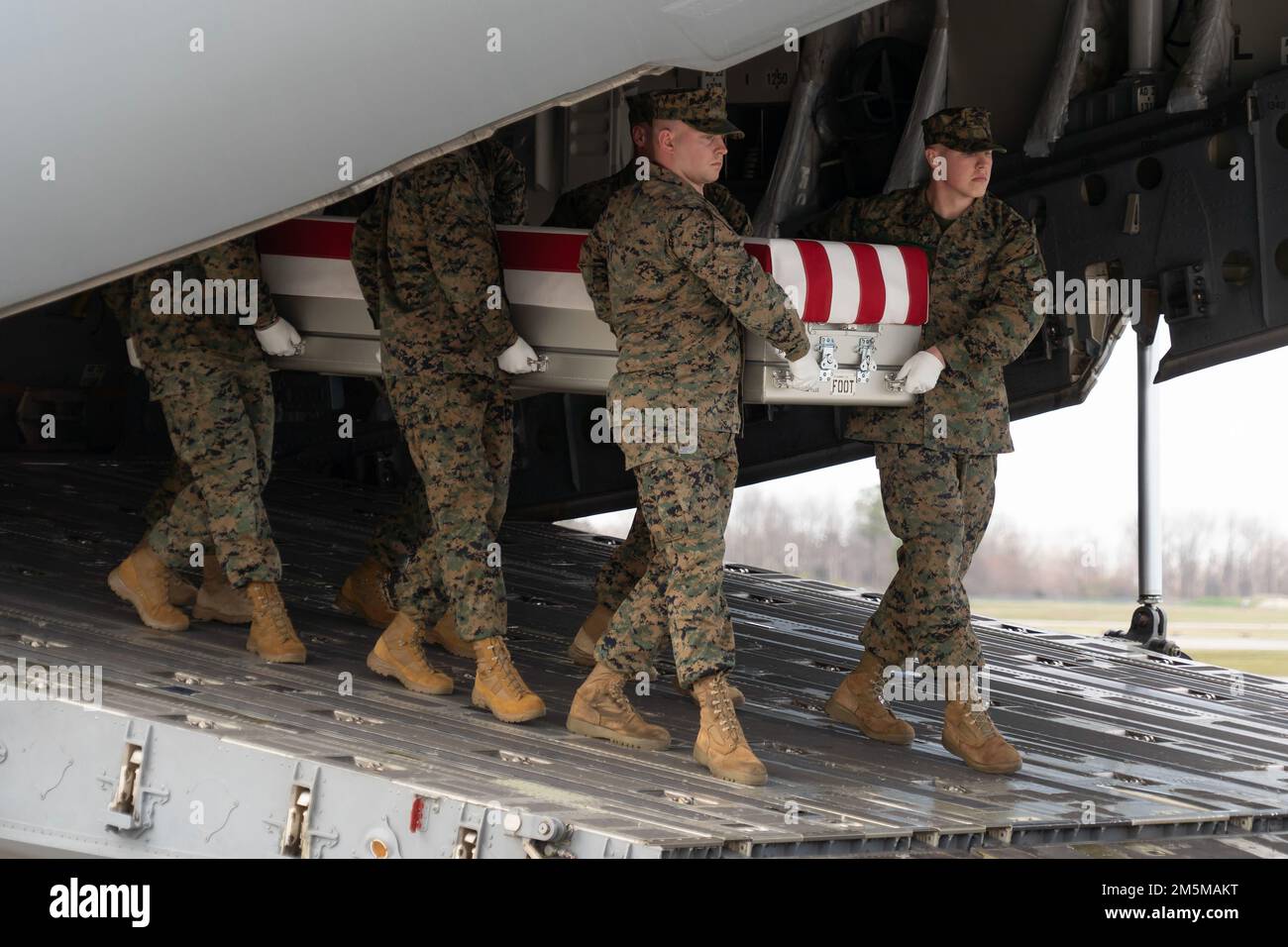 NEGLI STATI UNITI La squadra di trasporto del corpo marino trasferisce i resti del corpo marino Capt. Matthew J. Tomkiewicz di Allen, Indiana, alla base dell'aeronautica militare di dover, Delaware, 25 marzo 2022. Tomkiewicz è stato assegnato a Marine Medium Tiltrotor Squadron 261, Marine Aircraft Group 26, 2nd Marine Aircraft Wing, Marine Corps Air Station New River, North Carolina. Foto Stock
