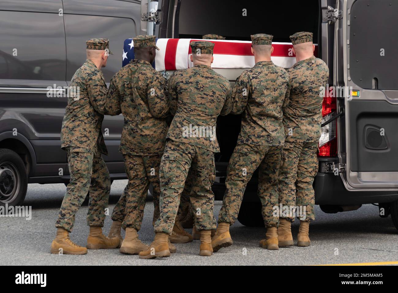 NEGLI STATI UNITI La squadra di trasporto del corpo marino trasferisce i resti del corpo marino Capt. Matthew J. Tomkiewicz di Allen, Indiana, alla base dell'aeronautica militare di dover, Delaware, 25 marzo 2022. Tomkiewicz è stato assegnato a Marine Medium Tiltrotor Squadron 261, Marine Aircraft Group 26, 2nd Marine Aircraft Wing, Marine Corps Air Station New River, North Carolina. Foto Stock