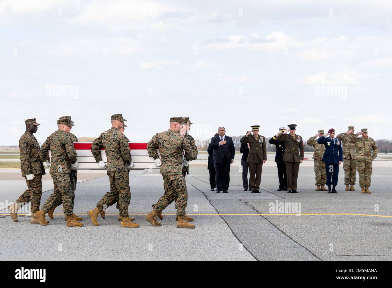 NEGLI STATI UNITI La squadra di trasporto del corpo marino trasferisce i resti del corpo marino Capt. Matthew J. Tomkiewicz di Allen, Indiana, alla base dell'aeronautica militare di dover, Delaware, 25 marzo 2022. Tomkiewicz è stato assegnato a Marine Medium Tiltrotor Squadron 261, Marine Aircraft Group 26, 2nd Marine Aircraft Wing, Marine Corps Air Station New River, North Carolina. Foto Stock