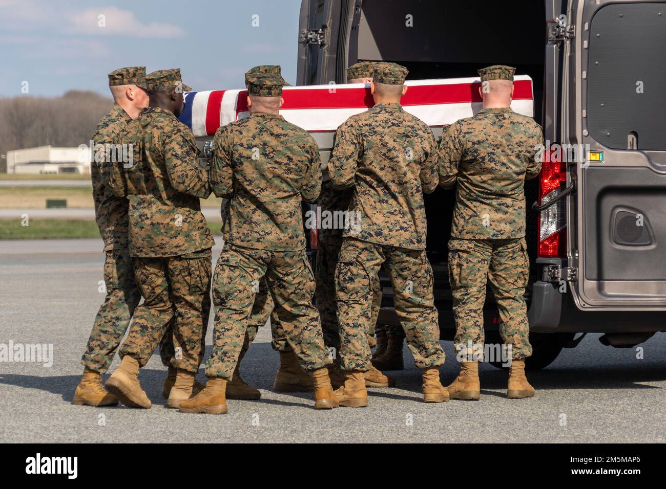 NEGLI STATI UNITI La squadra del corpo dei Marine trasferisce i resti del corpo dei Marine Gunnery Sgt. James W. Speedy di Cambridge, Ohio, alla base dell'aeronautica militare di dover, Delaware, 25 marzo 2022. Speedy è stato assegnato a Marine Medium Tiltrotor Squadron 261, Marine Aircraft Group 26, 2nd Marine Aircraft Wing, Marine Corps Air Station New River, North Carolina. Foto Stock