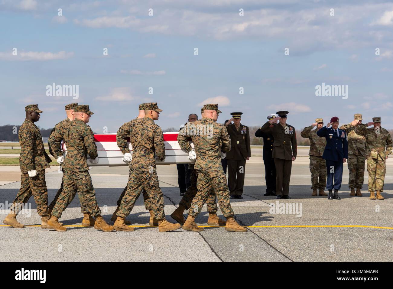 NEGLI STATI UNITI La squadra del corpo dei Marine trasferisce i resti del corpo dei Marine Gunnery Sgt. James W. Speedy di Cambridge, Ohio, alla base dell'aeronautica militare di dover, Delaware, 25 marzo 2022. Speedy è stato assegnato a Marine Medium Tiltrotor Squadron 261, Marine Aircraft Group 26, 2nd Marine Aircraft Wing, Marine Corps Air Station New River, North Carolina. Foto Stock
