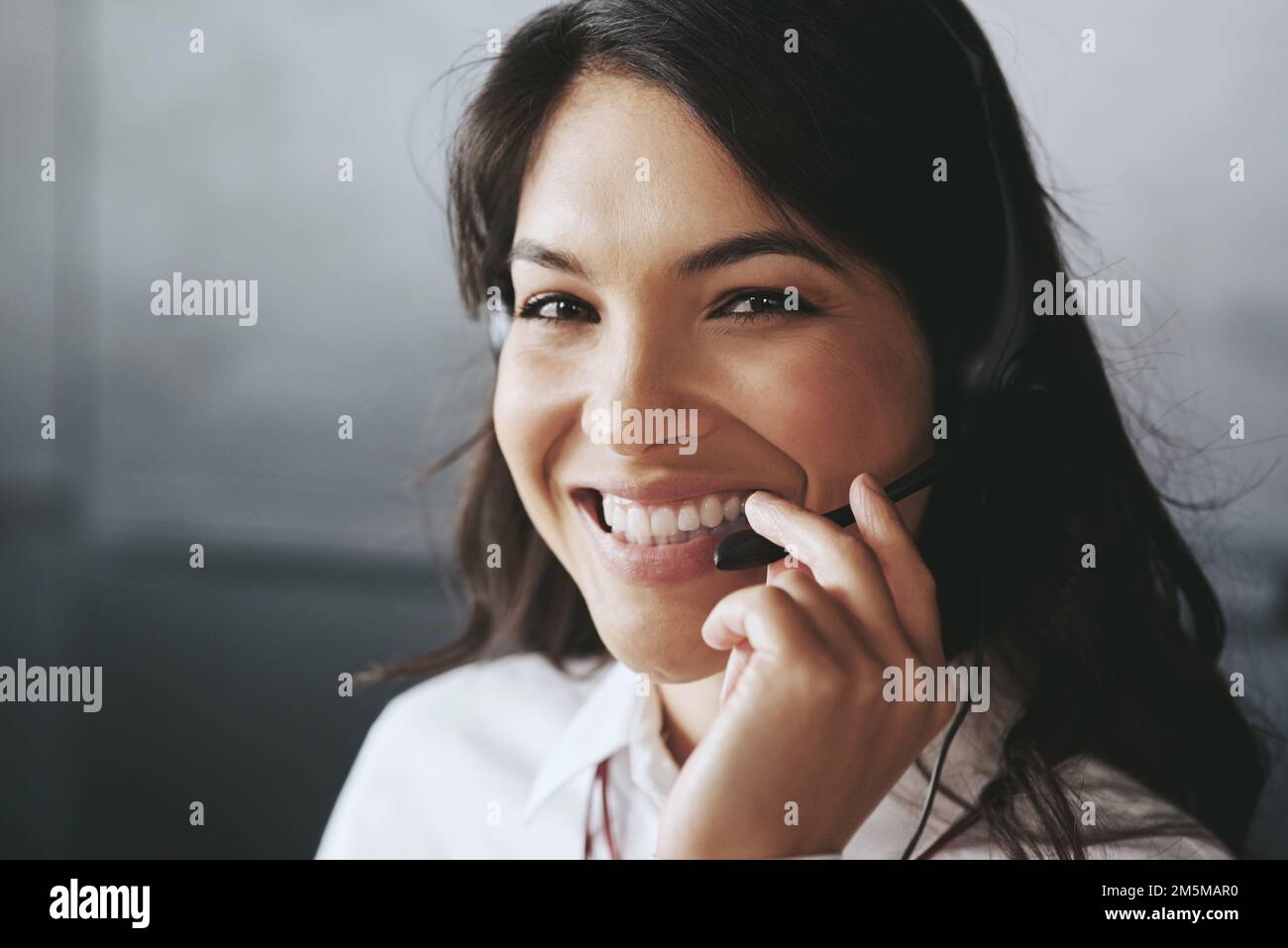 Contattatemi per un servizio rapido, affidabile e cordiale. un cordiale addetto all'assistenza che lavora in ufficio. Foto Stock