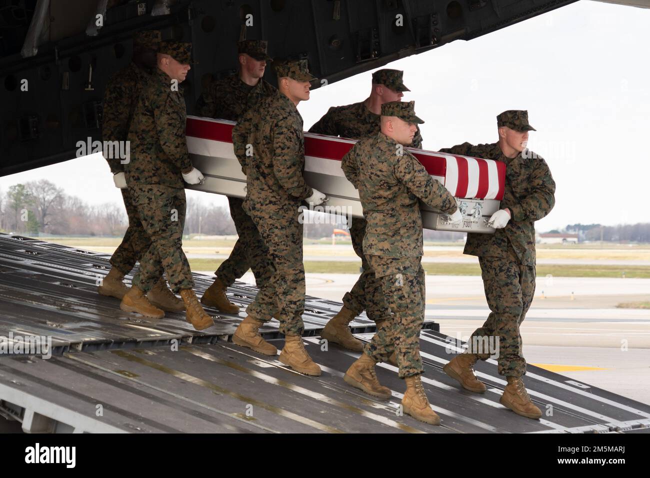 NEGLI STATI UNITI La squadra di trasporto del corpo marino trasferisce i resti del corpo marino CPL. Jacob M. Moore di Catlettsburg, Kentucky, alla base dell'aeronautica militare di dover, Delaware, 25 marzo 2022. Moore fu assegnato a Marine Medium Tiltrotor Squadron 261, Marine Aircraft Group 26, 2nd Marine Aircraft Wing, Marine Corps Air Station New River, North Carolina. Foto Stock