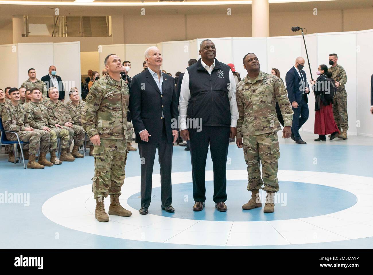 STATI UNITI Il Presidente Joseph R. Biden Jr. E il Segretario alla Difesa Lloyd J. Austin III, posano con i leader chiave della 82nd Divisione Airborne durante una visita a Josionka, Polonia, il 25 marzo 2022. Il Presidente Biden, insieme al Segretario Austin, ha visitato i membri della 82nd Divisione Airborne, attualmente schierati a sostegno dell'Alleanza NATO lungo il suo fianco orientale. Foto Stock
