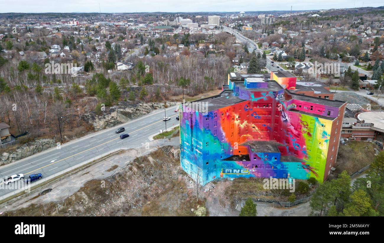 12 2022 novembre, Sudbury Ontario Canada. L'ospedale Old St Joseph di Paris St a Sudbury è il più grande murale del Canada, come è stato dipinto nel 2019. Luke Du Foto Stock