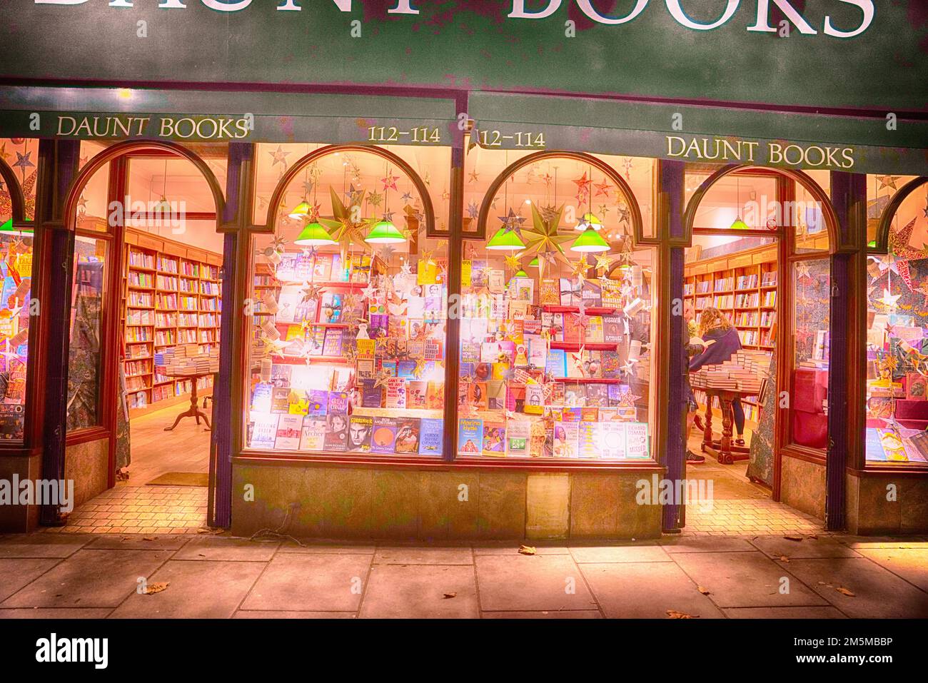 Daunt Books, Book Store, Bookshop su Holland Park Avenue a Holland Park, Londra, Inghilterra, Regno Unito, notte Foto Stock