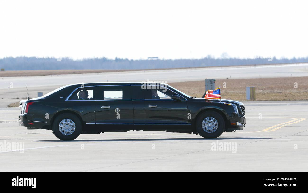 STATI UNITI Il Presidente Joseph R. Biden Jr. E altri alti funzionari arrivano all'aeroporto di Rzeszow-Jasionka, in Polonia, il 25 marzo 2022. Il Presidente, il Segretario della Difesa Lloyd Austin e altri funzionari hanno visitato truppe che sono attualmente schierate in Polonia a sostegno dei nostri alleati della NATO. Foto Stock