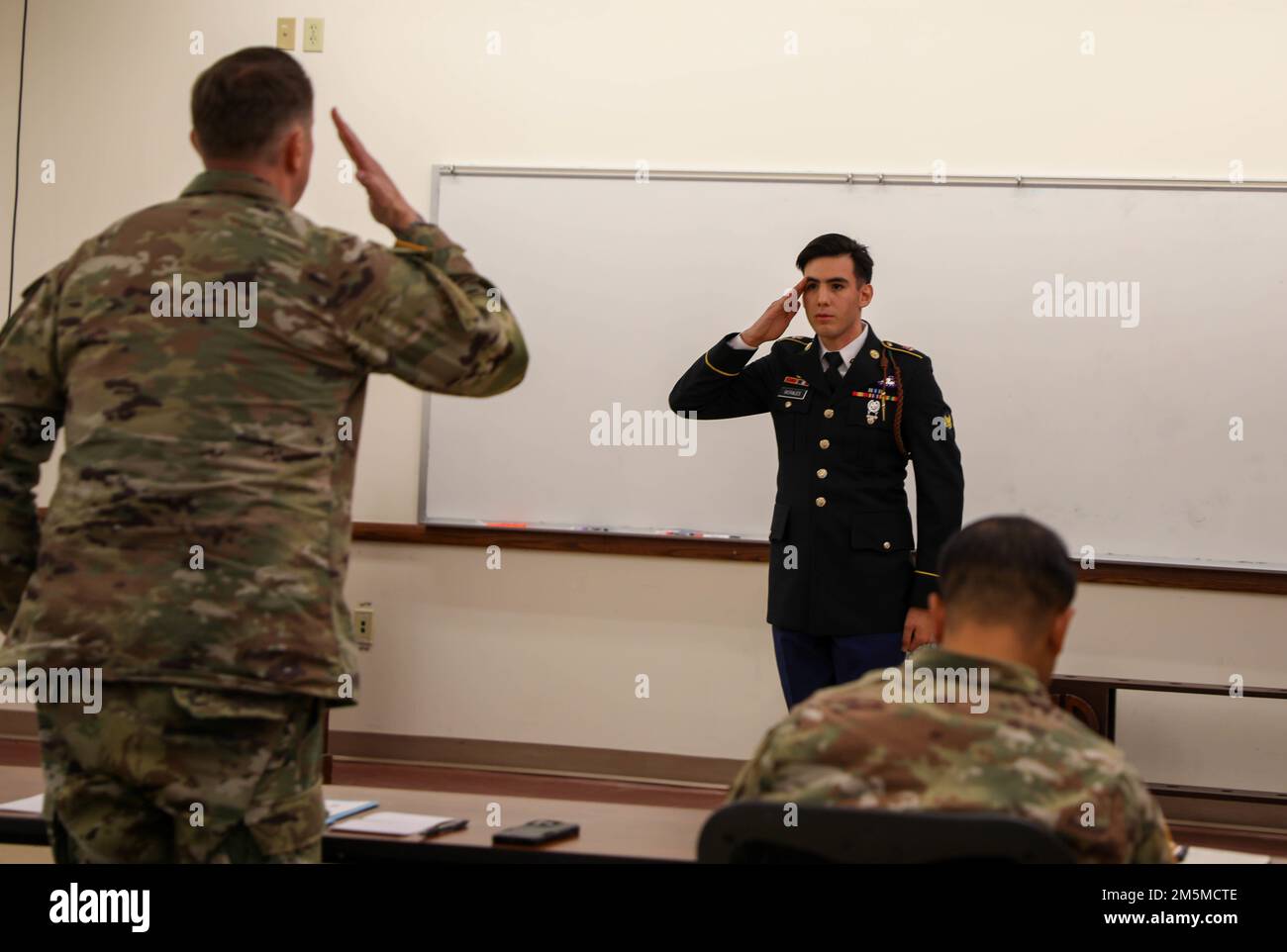 STATI UNITI I soldati dell'esercito partecipano ad un consiglio che mette alla prova le loro conoscenze a Fort Bragg, N.C. il 25 marzo 2022. I soldati delle unità di Fort Bragg hanno partecipato al Best CBRN Competition, che verifica l'abilità nelle loro abilità di specializzazione militare di occupazione (MOS), così come la conoscenza dei compiti del guerriero e dei Drills da battaglia. Foto Stock