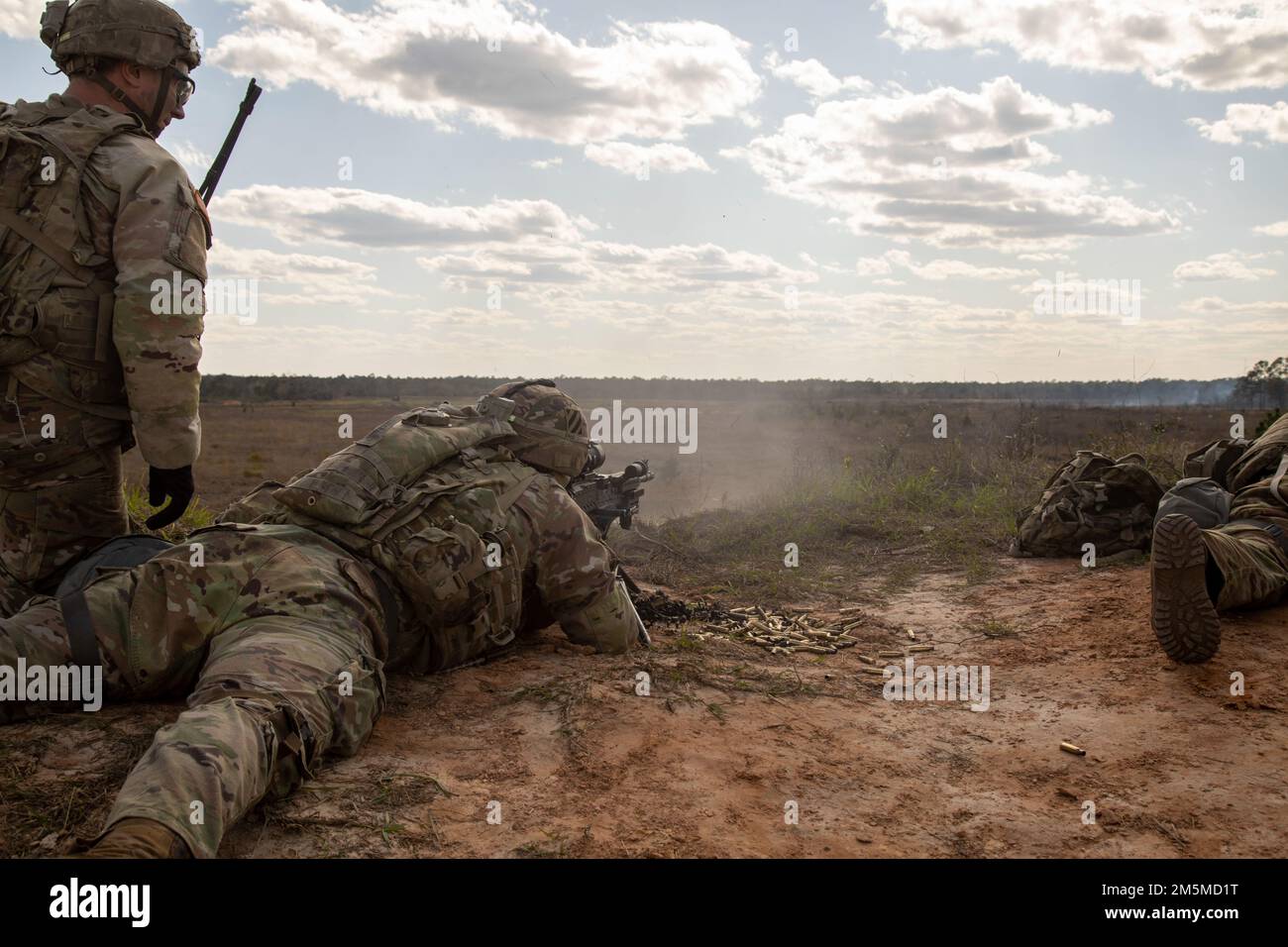 I soldati del Leone Nero assegnati a Bravo Co., 1st battaglione, 28th reggimento di fanteria, 3rd divisione di fanteria, mandano giri a valle durante un'esercitazione combinata di fuoco dal vivo a Fort Stewart, Georgia, 25 marzo 2022. Una CALFX consente a un'azienda di manovra di incorporare incendi indiretti, attività aeree e di supporto per simulare una formazione realistica di combattimento. Foto Stock