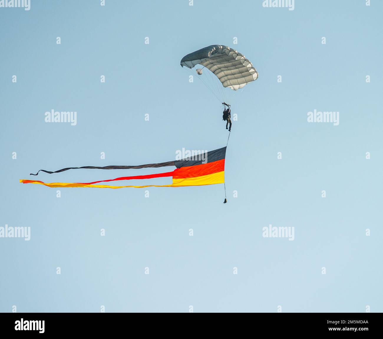 I paracadutisti tedeschi scendono sui terreni della parata delle caserme di Herrenwaldkaserne per la cerimonia del cambio di comando a Stadtallendorf, Germania, 25 marzo 2022. La Brigata dell'aviazione di combattimento del 12th è stata invitata a partecipare al cambio di comando della Divisione delle forze di risposta rapida. 12 CAB è tra le altre unità assegnate al V Corps, il Forward Deployed Corps americano in Europa che lavora insieme agli alleati della NATO e ai partner di sicurezza regionali per fornire forze pronte per il combattimento, eseguire esercitazioni di addestramento congiunte e multinazionali e mantenere il comando e il controllo di tutte le unità rotazionali e assegnate nell'Euro Foto Stock