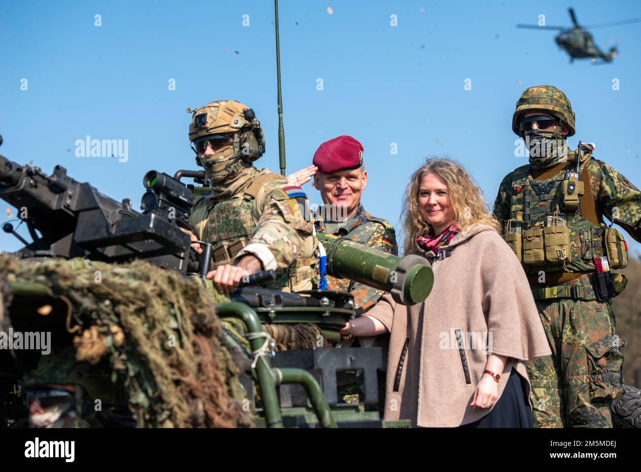 Il generale Andreas Hannemann, comandante uscente della divisione delle forze di risposta rapida, si trova accanto a sua moglie e saluta i soldati sul terreno di parata della caserma di Herrenwaldkaserne, Germania, 25 marzo 2022. La Brigata dell'aviazione di combattimento del 12th è stata invitata a partecipare al cambio di comando della Divisione delle forze di risposta rapida. 12 CAB è tra le altre unità assegnate al V Corps, il Forward Deployed Corps in Europa, che lavora insieme agli alleati della NATO e ai partner di sicurezza regionali per fornire forze pronte per il combattimento, eseguire esercitazioni di addestramento congiunte e multinazionali e mantenere il comando e il controllo per Foto Stock