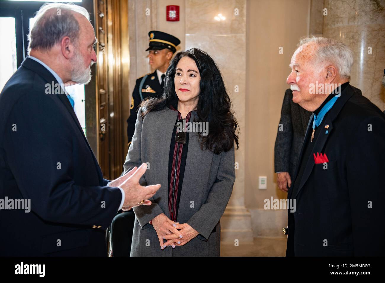 Karen Durham-Aguilera (centro), direttore esecutivo, Cimiteri militari nazionali dell'esercito, parla con i destinatari della medaglia d'onore degli Stati Uniti Brian Thacker (a sinistra) e gli Stati Uniti sono stati 1st Lt Marine Corps col. (Ret.) Barney Barnum (a destra) nella sala espositore del Memorial Amphitheater presso il cimitero nazionale di Arlington, Arlington, Virginia, 25 marzo 2022. Thacker e Barnum hanno partecipato ad una cerimonia di deposizione della corona d'Esercito alla Tomba del Milite Ignoto in onore della Giornata della Medaglia d'onore. Foto Stock