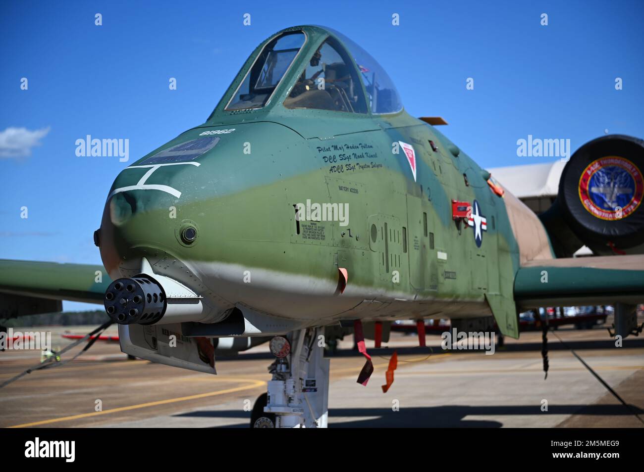 Un A-10C Thunderbolt II si trova sulla linea di volo durante il Wings Over Columbus 2022 Airshow, 25 marzo 2022, sulla base dell'aeronautica militare di Columbus, MS. Il team dimostrativo A-10 ha permesso a ospiti selezionati del salone di salire sul jet e vedere come si siede nell'abitacolo dell'aereo da attacco. Foto Stock