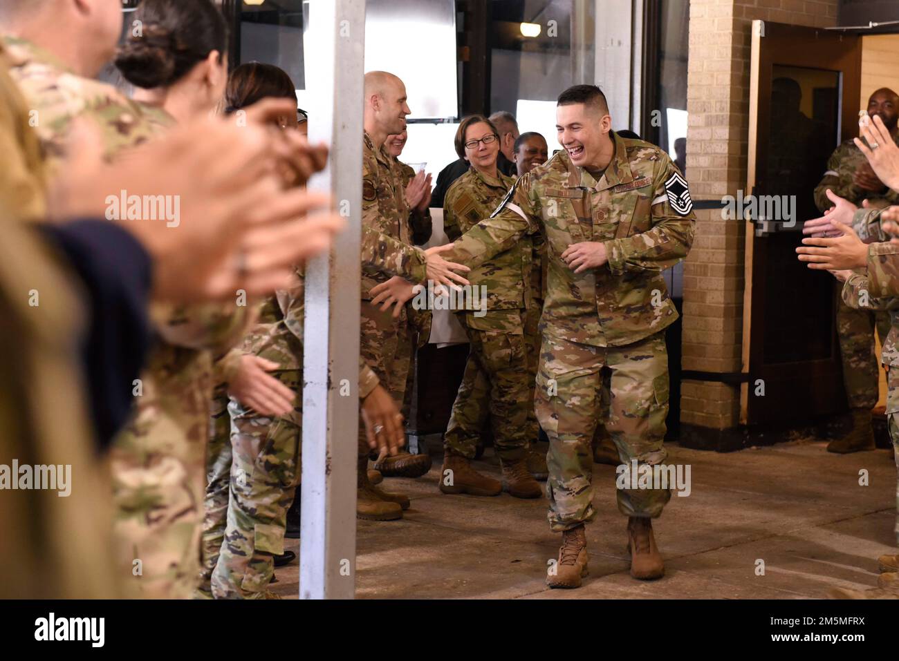 Amici e familiari di nuovi master sergeants senior selezionati allietano durante una cerimonia di rilascio dei master sergeant senior, il 25 marzo 2022, presso la Joint base Andrews, Md. La cerimonia comprendeva il riconoscimento dei loro comandanti e un incontro successivo alla celebrazione. Foto Stock