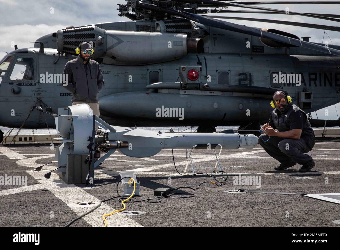 220325-N-PC065-2003 OCEANO ATLANTICO – D. Hernandez, a sinistra, e Dale Thompson, appaltatori imbarcati a bordo della nave portuale anfibia di trasporto di classe San Antonio USS Arlington (LPD 24), effettuano controlli di preflight sul sistema aereo senza equipaggio V-BAT 128, 25 marzo 2022. Il Kearsarge Amphhibious Ready Group con 22nd Marine Expeditionary Unit è in programma di essere schierato nell'area operativa della flotta statunitense 2nd. Foto Stock